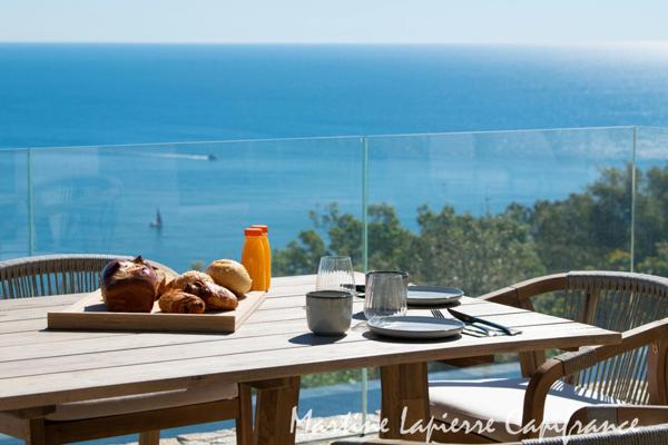 Vaste demeure contemporaine de 350 m², vue époustouflante, piscine à débordement.