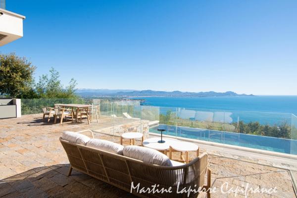 Vaste demeure contemporaine de 350 m², vue époustouflante, piscine à débordement.