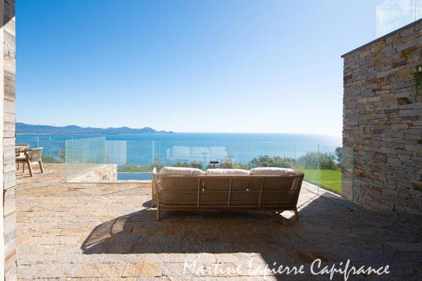 Vaste demeure contemporaine de 350 m², vue époustouflante, piscine à débordement.