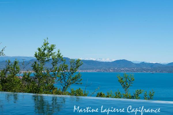 Vaste demeure contemporaine de 350 m², vue époustouflante, piscine à débordement.