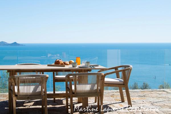 Vaste demeure contemporaine de 350 m², vue époustouflante, piscine à débordement.