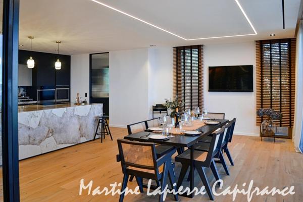 Vaste demeure contemporaine de 350 m², vue époustouflante, piscine à débordement.