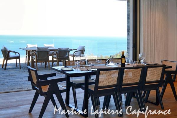 Vaste demeure contemporaine de 350 m², vue époustouflante, piscine à débordement.