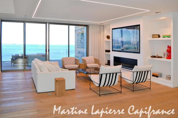 Vaste demeure contemporaine de 350 m², vue époustouflante, piscine à débordement.