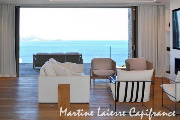 Vaste demeure contemporaine de 350 m², vue époustouflante, piscine à débordement.