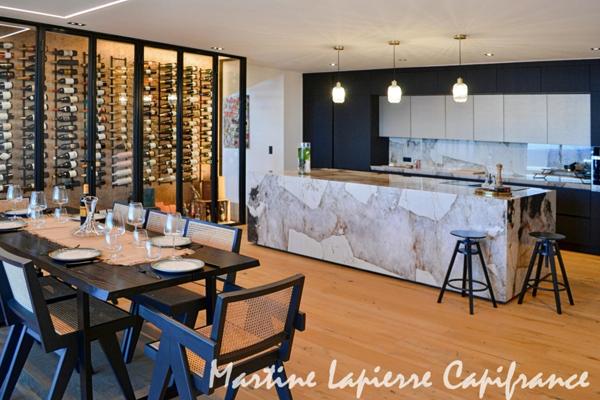 Vaste demeure contemporaine de 350 m², vue époustouflante, piscine à débordement.