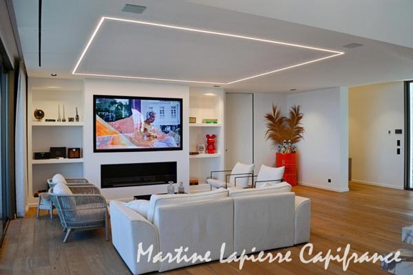 Vaste demeure contemporaine de 350 m², vue époustouflante, piscine à débordement.