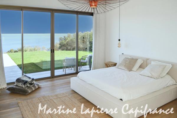 Vaste demeure contemporaine de 350 m², vue époustouflante, piscine à débordement.