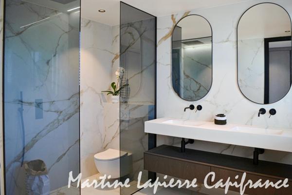 Vaste demeure contemporaine de 350 m², vue époustouflante, piscine à débordement.