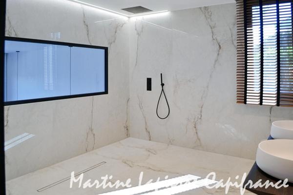 Vaste demeure contemporaine de 350 m², vue époustouflante, piscine à débordement.