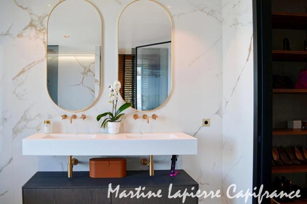 Vaste demeure contemporaine de 350 m², vue époustouflante, piscine à débordement.