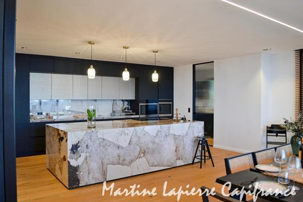 Vaste demeure contemporaine de 350 m², vue époustouflante, piscine à débordement.