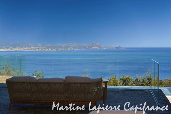 Vaste demeure contemporaine de 350 m², vue époustouflante, piscine à débordement.