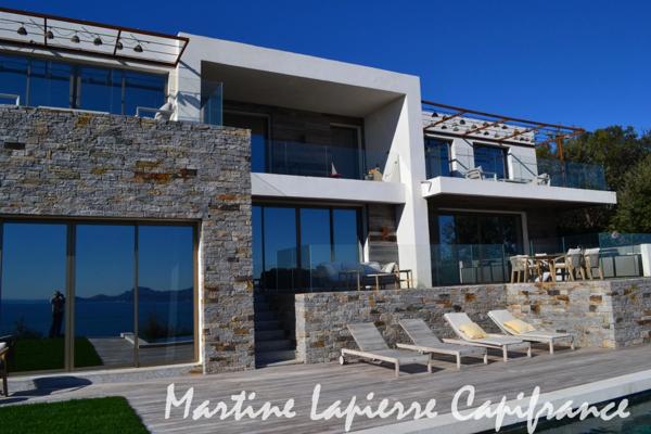 Vaste demeure contemporaine de 350 m², vue époustouflante, piscine à débordement.