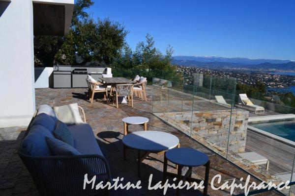 Vaste demeure contemporaine de 350 m², vue époustouflante, piscine à débordement.