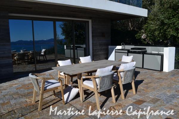 Vaste demeure contemporaine de 350 m², vue époustouflante, piscine à débordement.