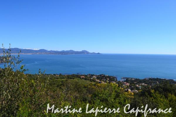 Vaste demeure contemporaine de 350 m², vue époustouflante, piscine à débordement.