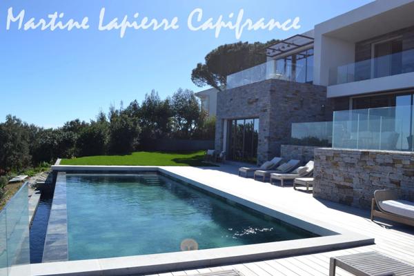 Vaste demeure contemporaine de 350 m², vue époustouflante, piscine à débordement.