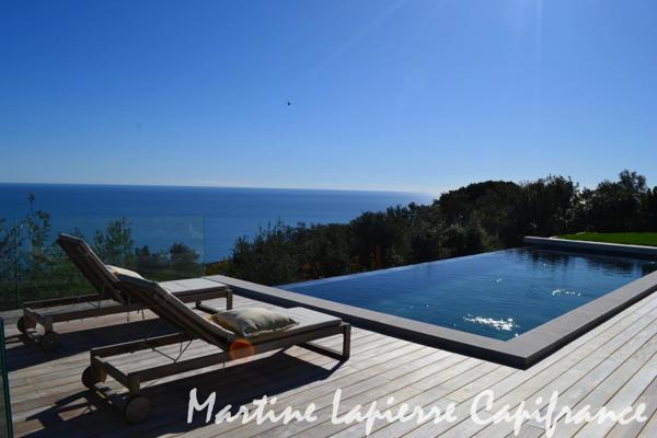 Vaste demeure contemporaine de 350 m², vue époustouflante, piscine à débordement.