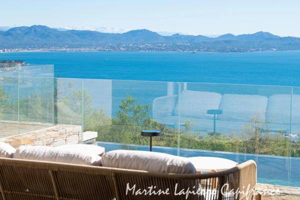 Vaste demeure contemporaine de 350 m², vue époustouflante, piscine à débordement.