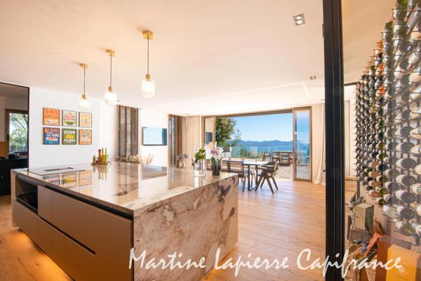 Vaste demeure contemporaine de 350 m², vue époustouflante, piscine à débordement.