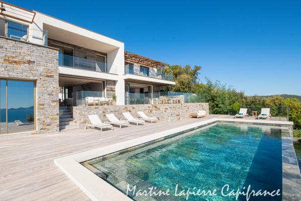 Vaste demeure contemporaine de 350 m², vue époustouflante, piscine à débordement.