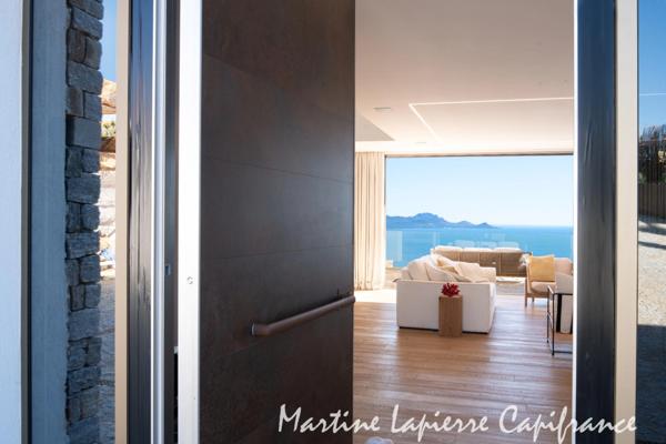 Vaste demeure contemporaine de 350 m², vue époustouflante, piscine à débordement.