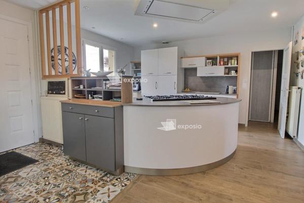 Maison de plain-pied avec piscine et panneaux solaires