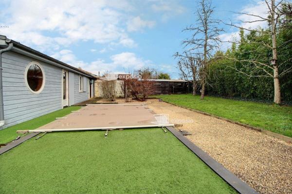 Maison de plain-pied avec piscine et panneaux solaires