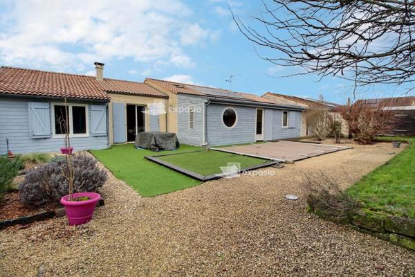 Maison de plain-pied avec piscine et panneaux solaires