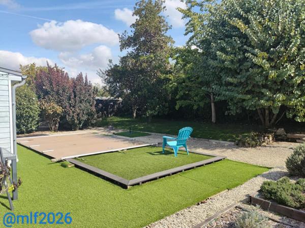 Maison de plain-pied avec piscine et panneaux solaires