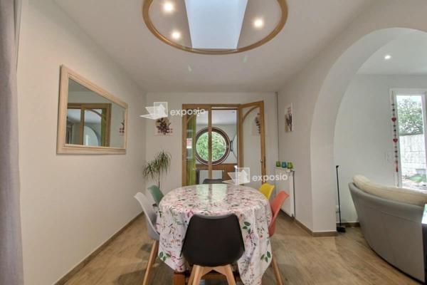 Maison de plain-pied avec piscine et panneaux solaires