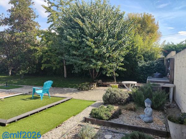 Maison de plain-pied avec piscine et panneaux solaires