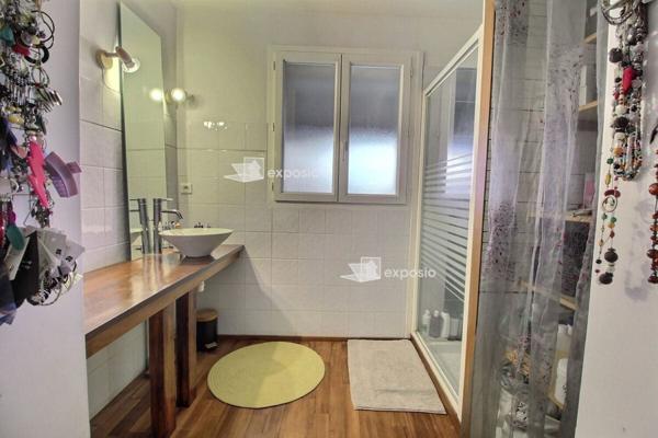 Maison de plain-pied avec piscine et panneaux solaires