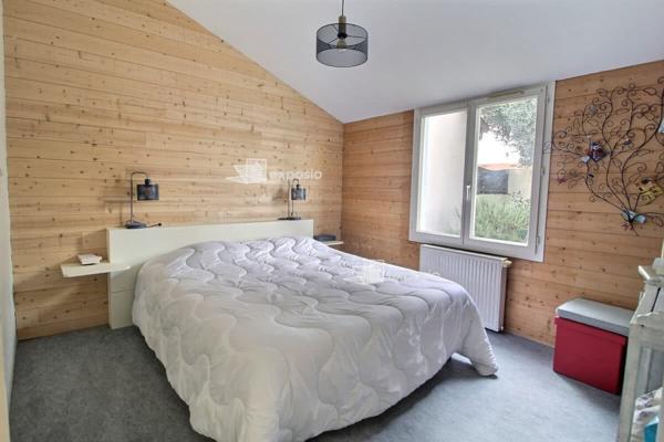 Maison de plain-pied avec piscine et panneaux solaires