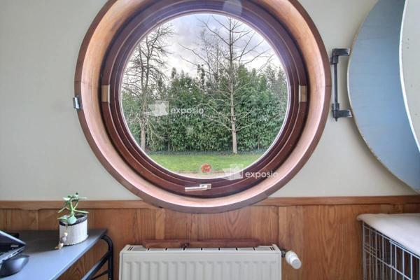 Maison de plain-pied avec piscine et panneaux solaires