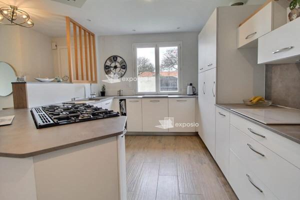 Maison de plain-pied avec piscine et panneaux solaires