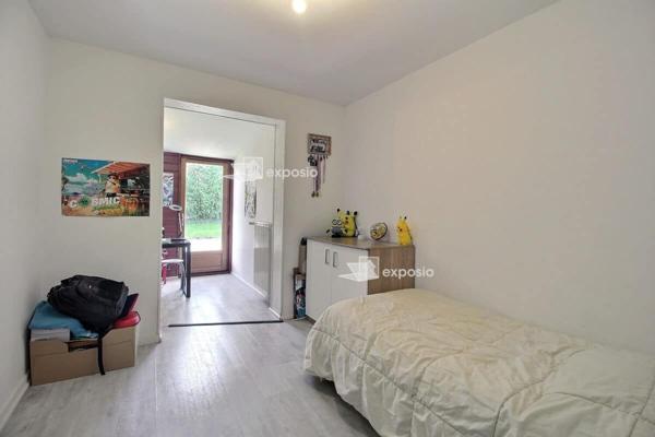 Maison de plain-pied avec piscine et panneaux solaires