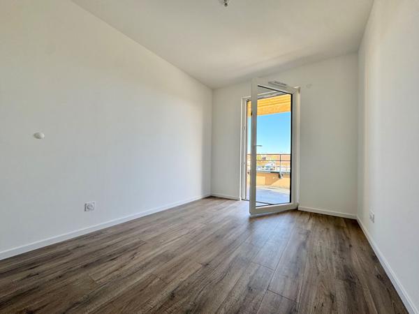T3 flambant neuf avec sa terrasse de 10m² + 2 parkings extérieurs