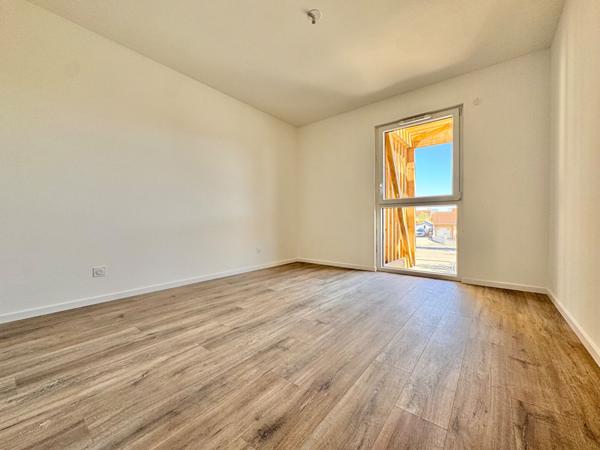 T3 flambant neuf avec sa terrasse de 10m² + 2 parkings extérieurs