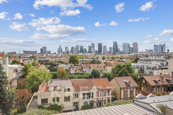 Duplex dernier étage avec terrasse, vue Tour Eiffel et La Défense.