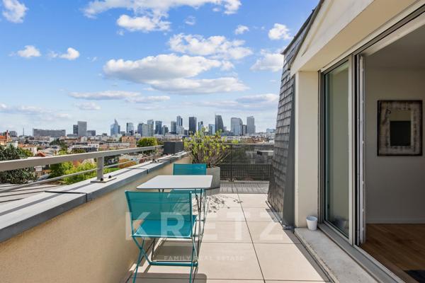 Duplex dernier étage avec terrasse, vue Tour Eiffel et La Défense.