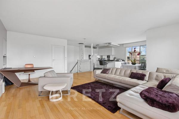 Duplex dernier étage avec terrasse, vue Tour Eiffel et La Défense.