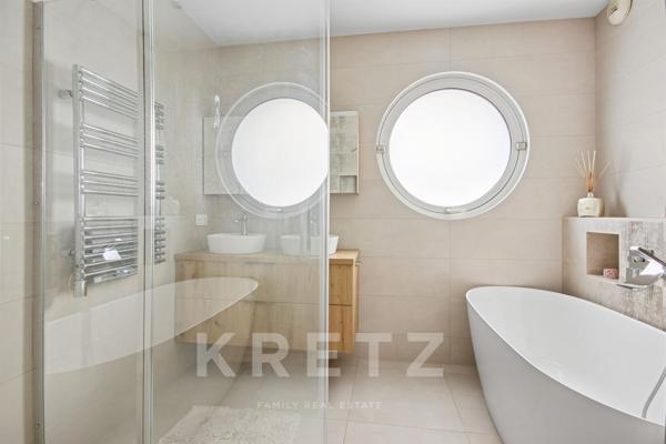 Duplex dernier étage avec terrasse, vue Tour Eiffel et La Défense.