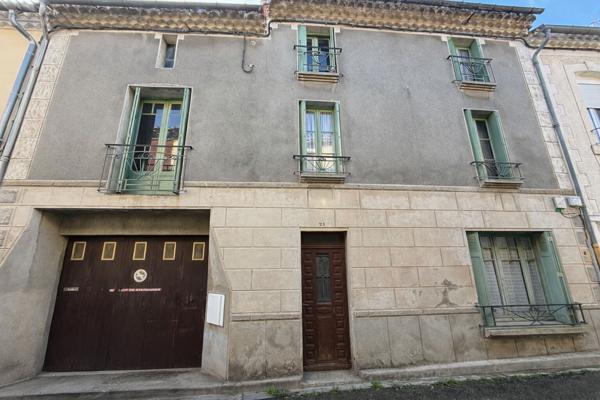 Grande maison de village type 8 à rénover avec garage, patio et volumes généreux à Trèbes