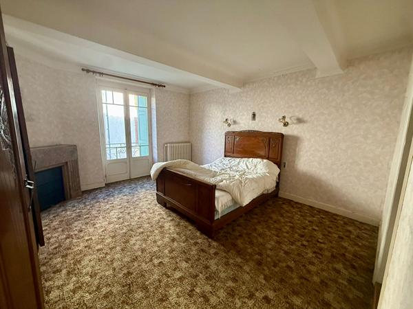 Grande maison de village type 8 à rénover avec garage, patio et volumes généreux à Trèbes