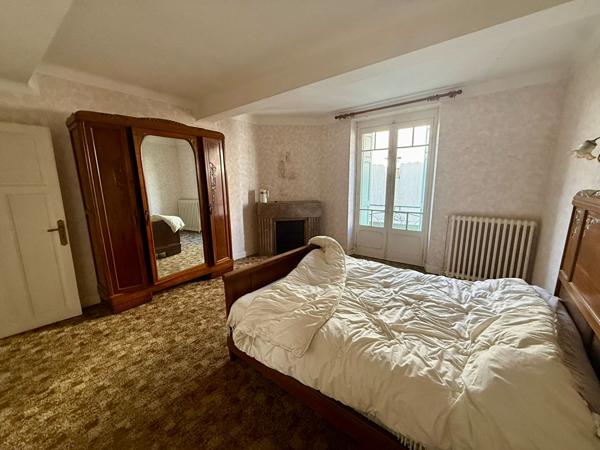 Grande maison de village type 8 à rénover avec garage, patio et volumes généreux à Trèbes