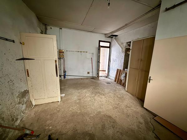 Grande maison de village type 8 à rénover avec garage, patio et volumes généreux à Trèbes