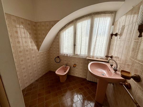 Grande maison de village type 8 à rénover avec garage, patio et volumes généreux à Trèbes