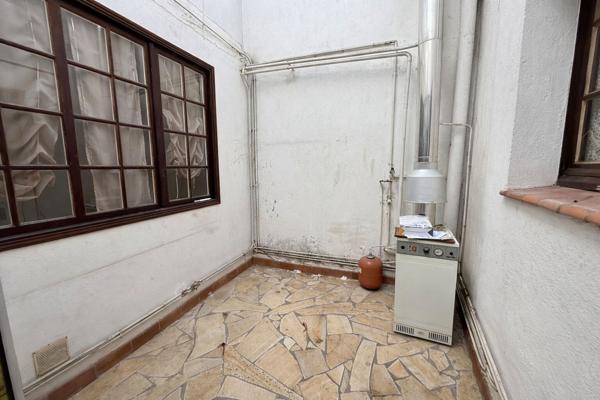 Grande maison de village type 8 à rénover avec garage, patio et volumes généreux à Trèbes